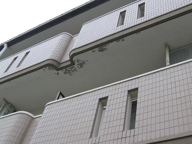 福島市にあるマンションのベランダ周りの塗装状態調査です。