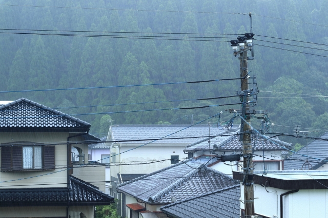 雨の中の住宅風景