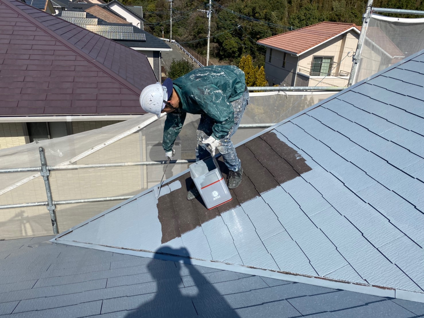 福岡市南区で築12年屋根リフォーム下塗り作業中！