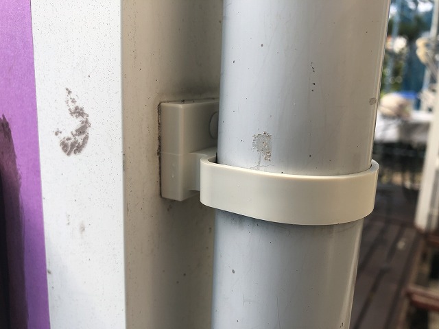 交換した竪樋バンド