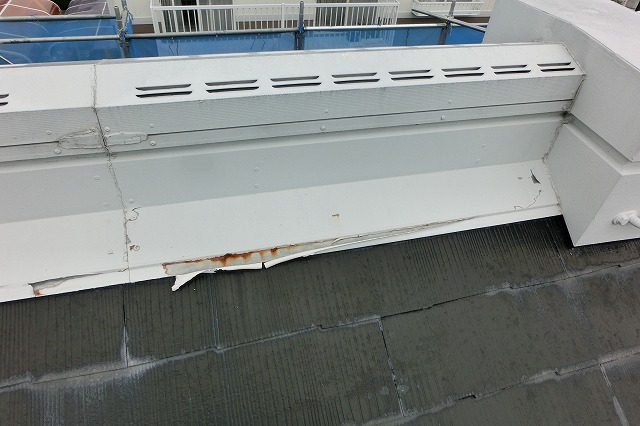 スレート屋根の劣化換気棟付近