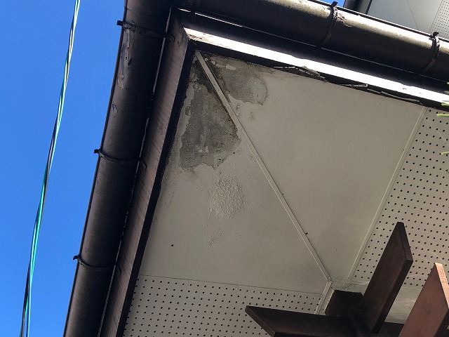 腐食している軒天①