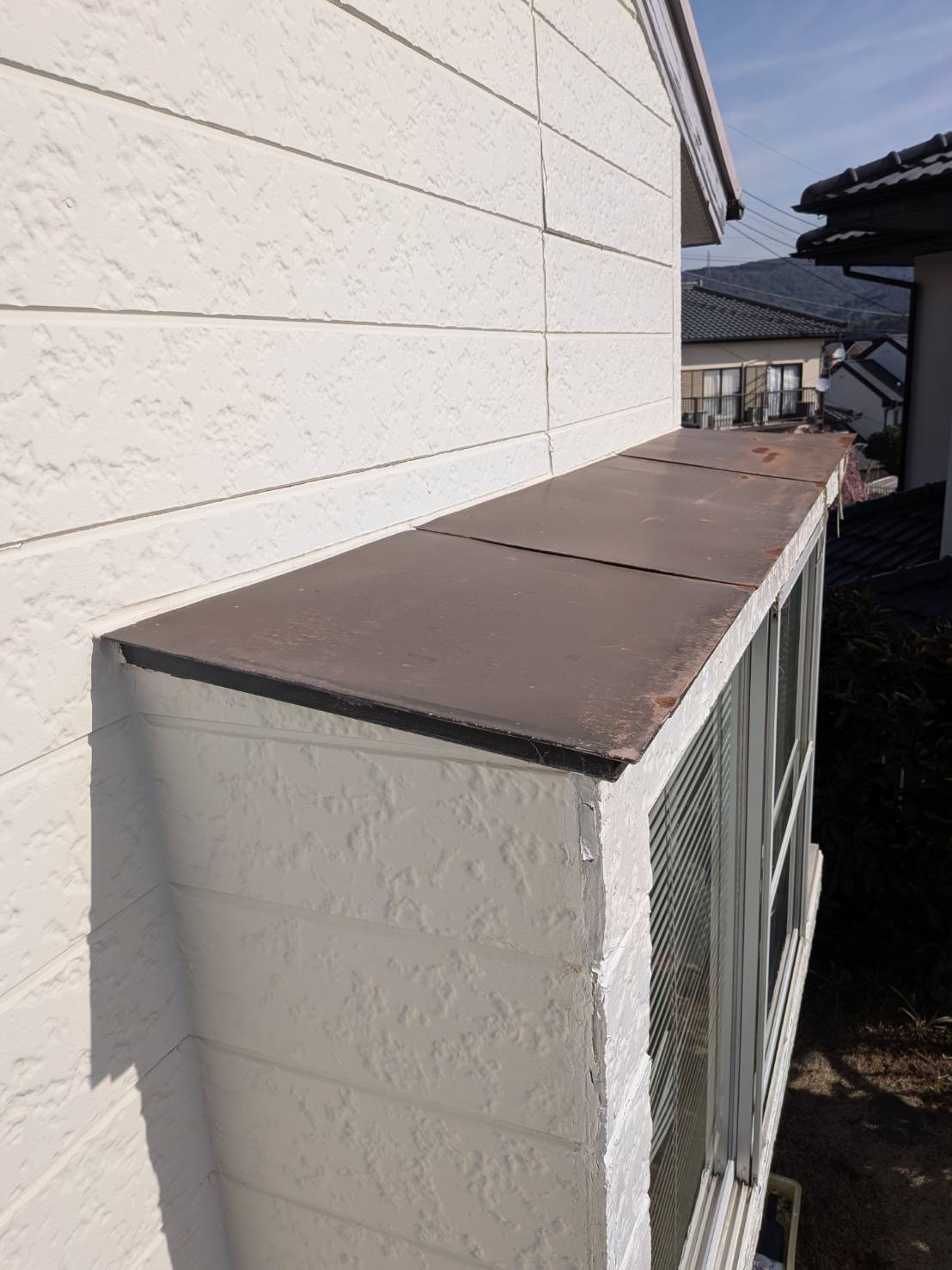 庇上面の状態確認と排水の流れを意識した調整