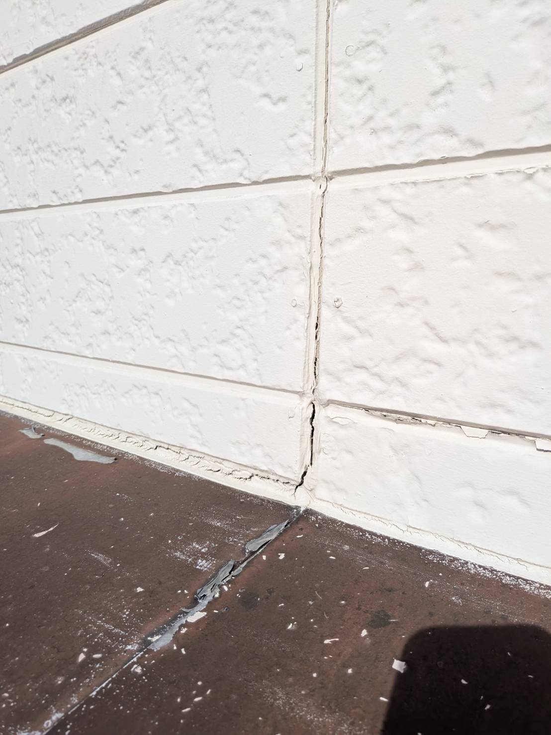 外壁目地の開きと庇取り合い部のリスク整理