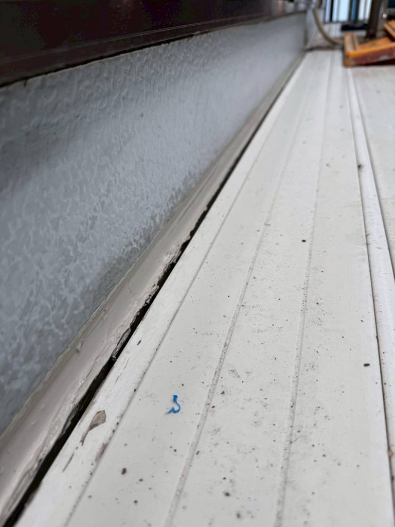 裾野市で外壁コーキングの隙間を補修し外壁・軒天塗装で艶を整えた施工