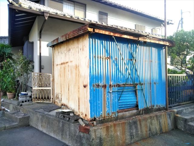 沼津市の物置の波トタン屋根と壁の腐食の現場調査に伺いました