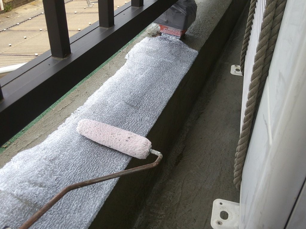 立ち上がりの下塗り施工