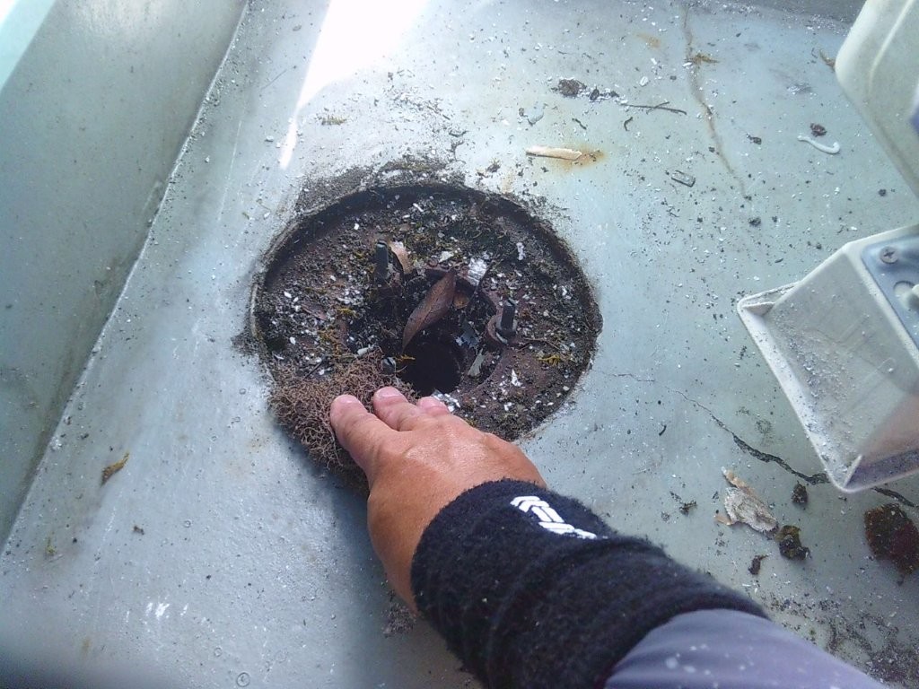 排水口やすりがけ
