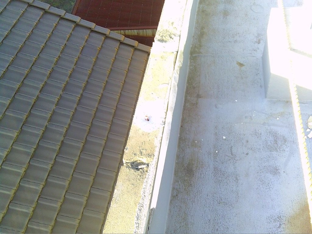 沼津市の3階建てRC造住宅 屋上笠木部分の防水塗装工事の様子