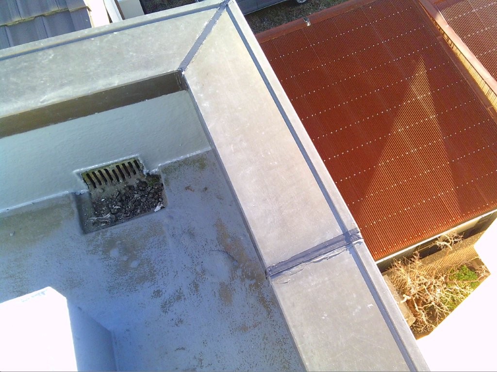 沼津市の3階建てRC造住宅 屋上笠木部分の防水塗装工事の様子