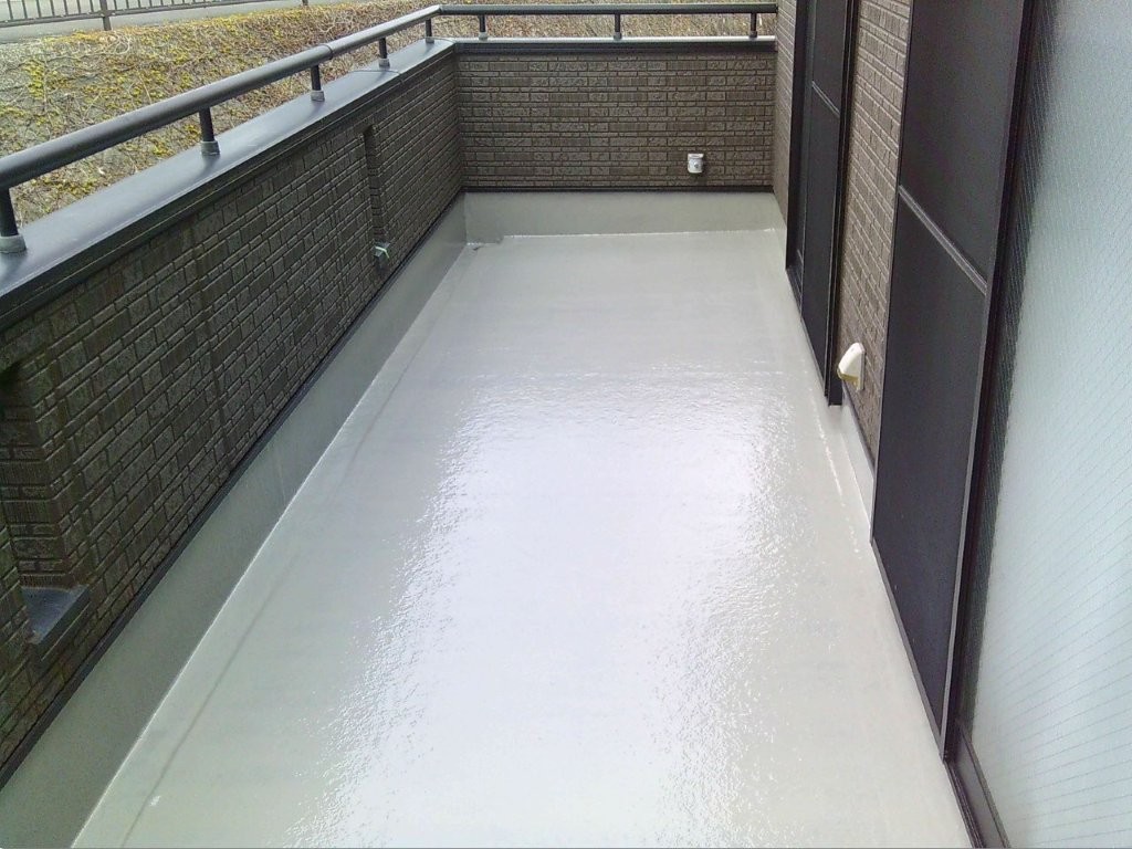 沼津市 ベランダ防水工事 FRP防水の仕上げ工程 樹脂塗布からトップコートまで