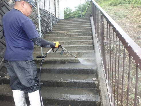 三島市アパート外階段高圧洗浄