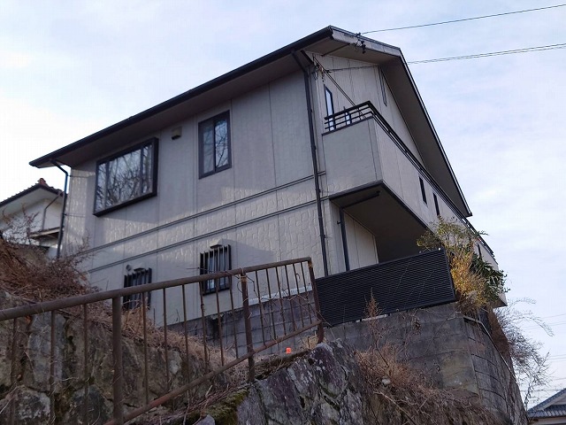 飯田市の築20年以上の住宅で老朽化にともなう外壁の現場調査、色あせや苔、爆裂など