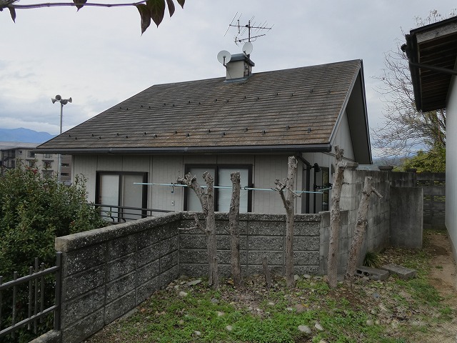 飯田市の住宅で塗膜剥がれや苔、カビなどの激しい傷みを確認したスレート屋根の現場調査