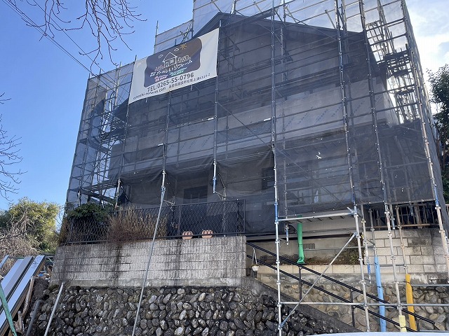 飯田市で爆裂したベランダ外壁のカバー工法メンテナンス、役物設置と防水シート張り