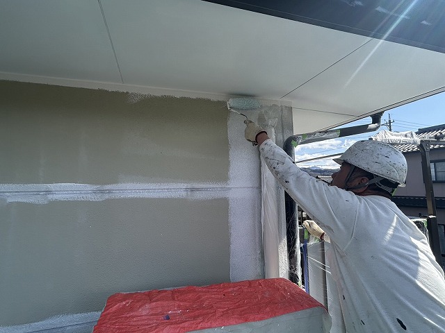 飯田市：ALC外壁塗装工事の下塗りを行っている塗装工