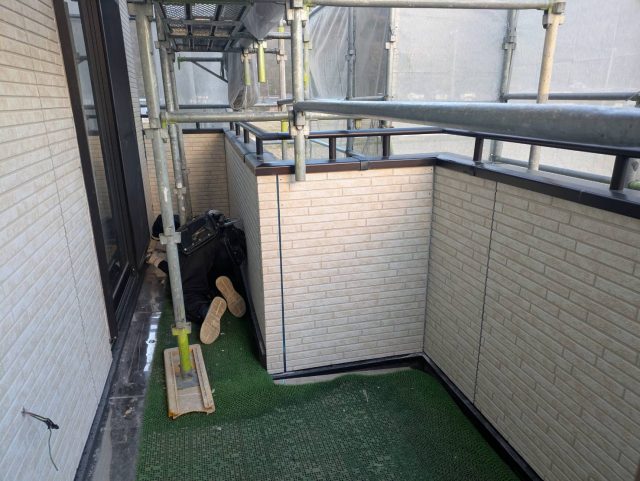 伊那市K邸_ベランダ内側の外壁貼り替え中