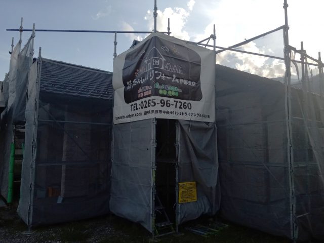 駒ヶ根市I邸_足場組立完了-看板シート取付