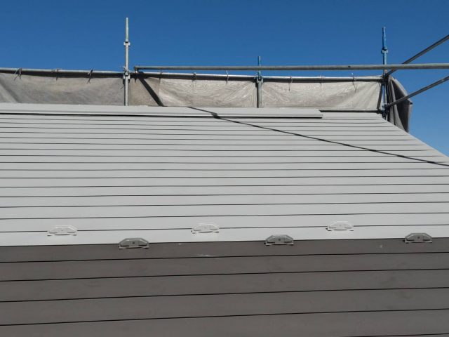 駒ヶ根市にて、色褪せたガルバリウム鋼板屋根の塗装工事開始です