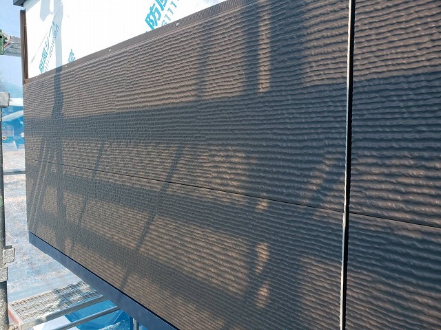 飯田市育良町にて軒天の塗り替えとベランダ外壁の欠損を金属サイディングでカバー工法