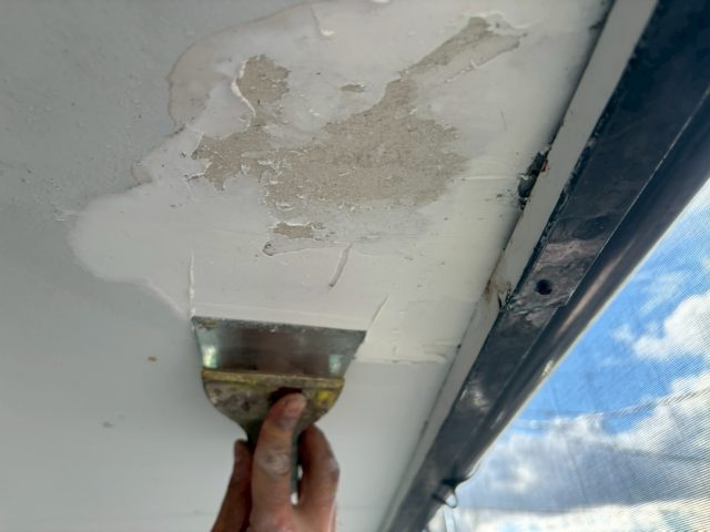 飯田市K邸_軒天パテ補修中