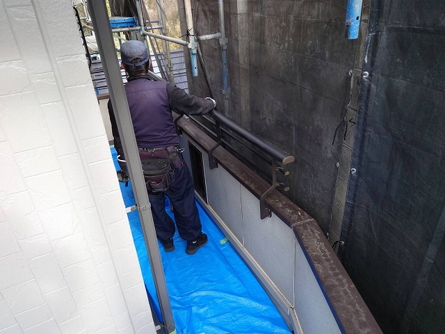 飯田市：ベランダ外壁へのカバー工法メンテナンスのために笠木上の手すりを取り外し