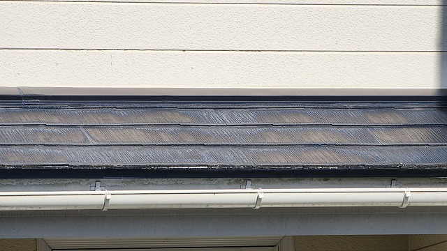 下伊那郡高森町：下屋根のスレートに色あせや塗膜剥がれ、苔の症状