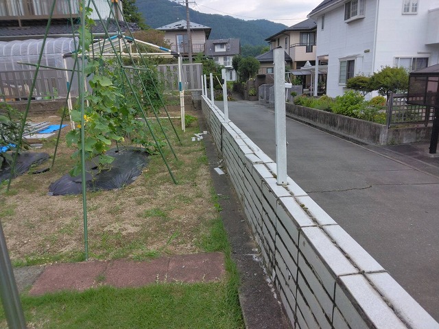 上伊那郡宮田村：ブロック塀のフェンスを撤去して支柱が残っている状況