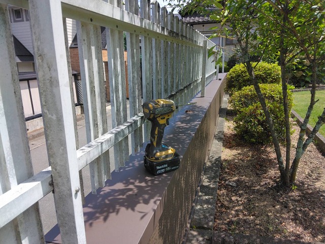上伊那郡宮田村：ブロック塀に金属サイディングを張った後にフェンスの取り付け