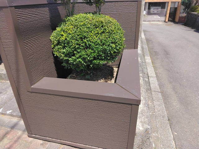 上伊那郡宮田村：塀のブラウン色と植栽の緑の相性がよく調和している様子