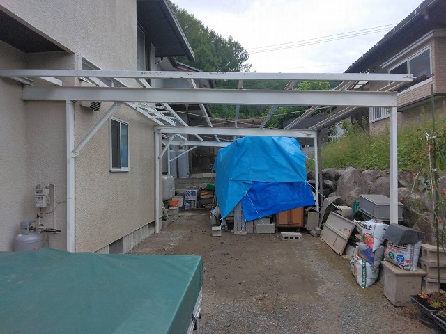 伊那市：ポリカ屋根を撤去して足場を設置する前の状況