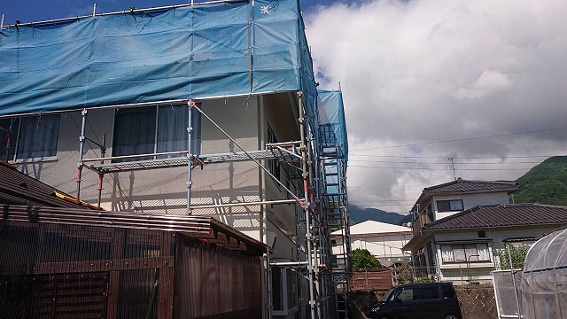 上伊那郡宮田村でスレート屋根塗装の足場設置、改めて確認した劣化状況と洗浄作業