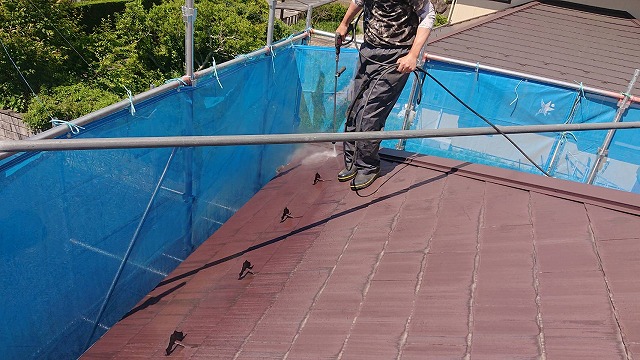 上伊那郡宮田村：スレート屋根を洗浄する作業員