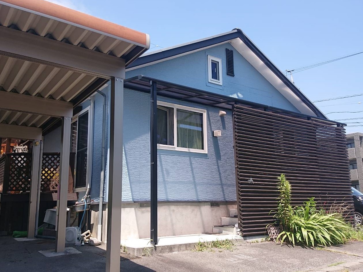 駒ヶ根市の平屋にて窯業系サイディングの外壁調査、色褪せや剥がれ落ちど劣化状況を確認