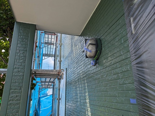 上伊那郡飯島町にて住宅外観のイメージチェンジ、緑系の塗料を使った仕上げ塗装