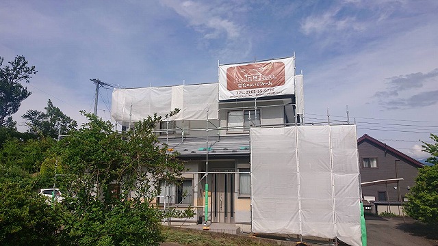 伊那市にて外壁、屋根塗装工事の足場の設置と劣化で剥離したコーキングの打ち替え施工