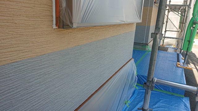伊那市の住宅兼店舗で外壁塗装工事、品質に影響を与える重要工程の養生と下塗りの施工