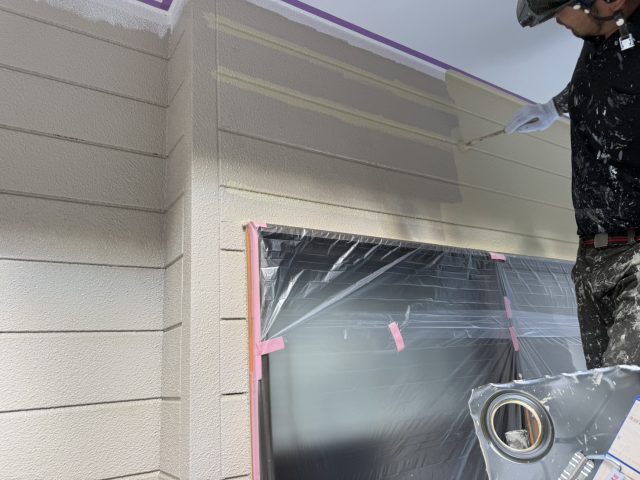 飯田市K邸_上塗り中の職人