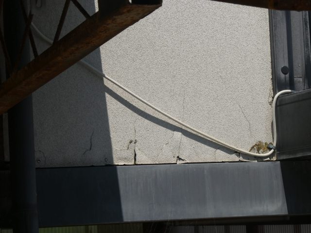 飯田市N邸_クラックの入った外壁