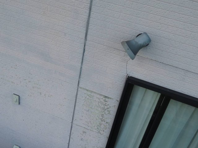 伊那市K邸_外壁の塗膜剥がれと亀裂