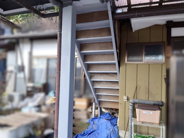 飯田市Y邸_階段裏の下塗り
