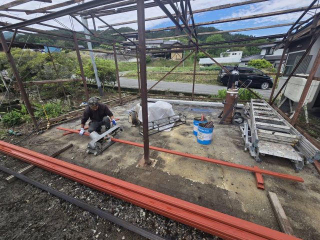 阿智村S邸_鉄骨骨組補強のために加工する職人