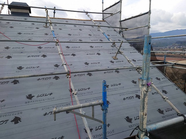 飯田市：屋根カバー工事で改質アスファルトルーフィングの敷設
