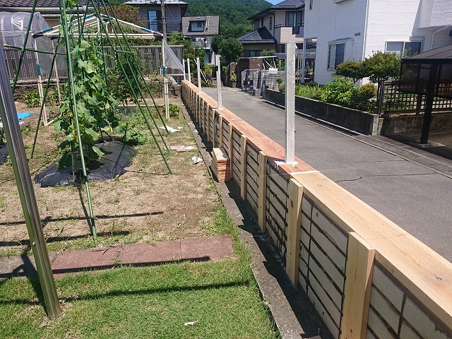 上伊那郡宮田村：ブロック塀にビスと接着剤で木下地を固定しいる状況