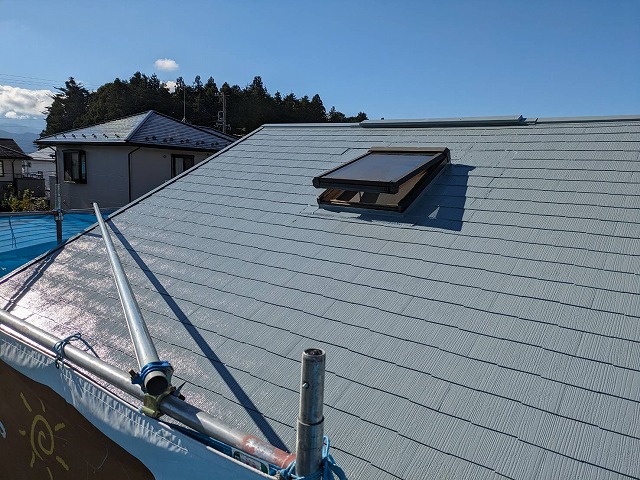 駒ヶ根市で激しく色あせしたコロニアル屋根の塗装工事、太陽光パネルを設置したまま施工