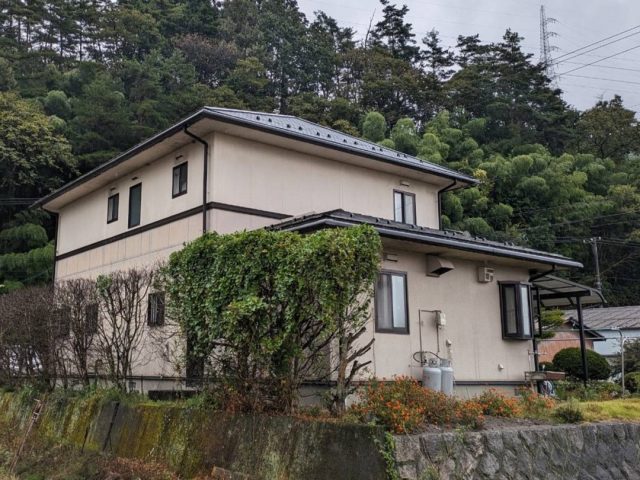 伊那市：山を背負った住宅で苔の付着を確認した現場調査