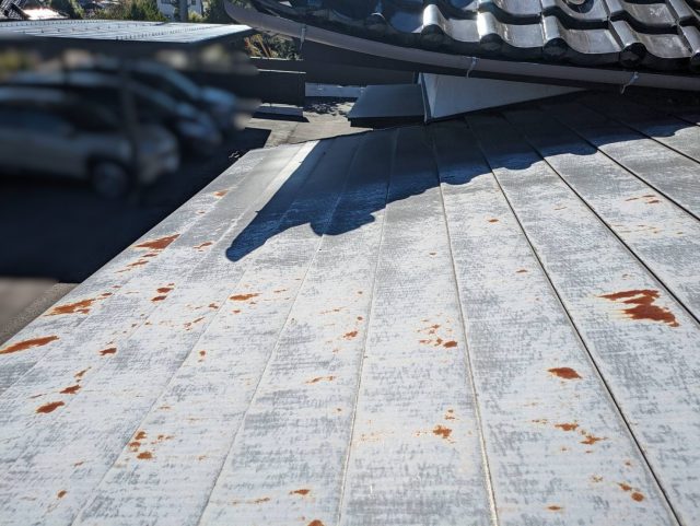 飯島町I邸_錆の出始めている金属屋根