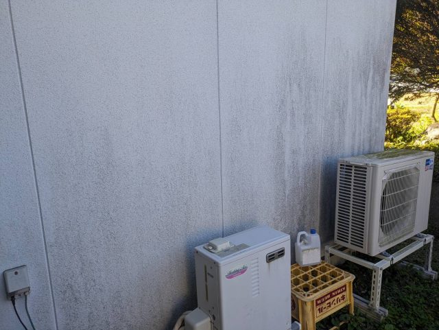 飯島町I邸_モルタル外壁に付着した汚れ