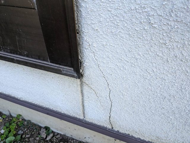 飯島町I邸_モルタル外壁のヒビ割れ