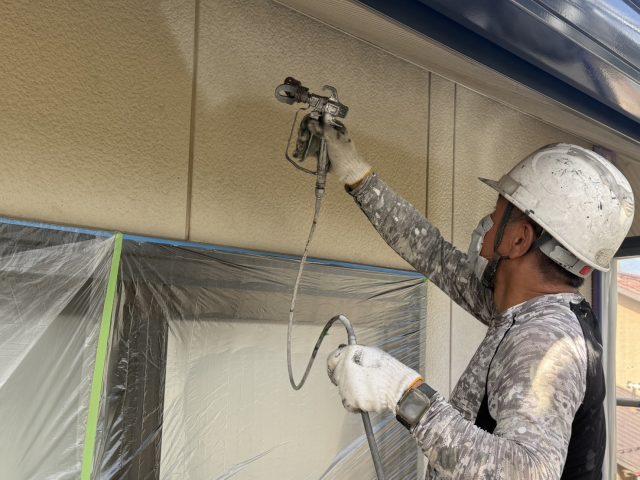 阿南町G邸_外壁を吹付で下塗り